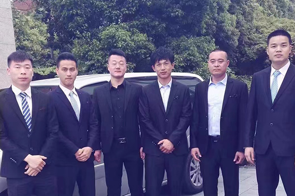 ?武漢男子申請(qǐng)保護(hù)令無(wú)果，雇環(huán)宇兄弟保鏢保護(hù)安全